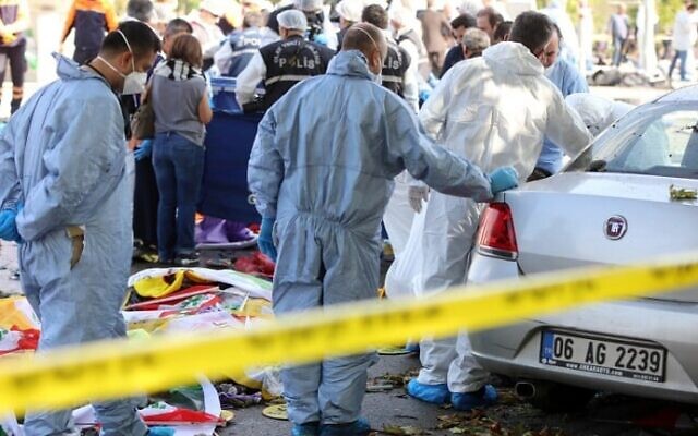 Des membres d'une équipe de police scientifique recueillent des indices sur les lieux des deux explosions survenues à la gare centrale d'Ankara, la capitale turque, le 10 octobre 2015. (Crédit: AFP/ADEM ALTAN) Des membres d'une équipe de police scientifique recueillent des indices sur les lieux des deux explosions survenues à la gare centrale d'Ankara, la capitale turque, le 10 octobre 2015. (Crédit: AFP/ADEM ALTAN)