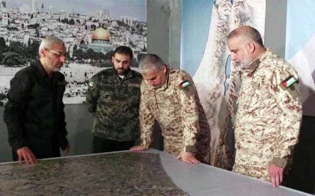 Mohammed Odeh (à droite), accompagné des hauts responsables du Hamas Rafaa Salameh, Abu Obeida et Mohammed Deif, sur une photo non datée. (Crédit : Autorisation ; utilisée conformément à l’article 27a de la loi sur le droit d’auteur)