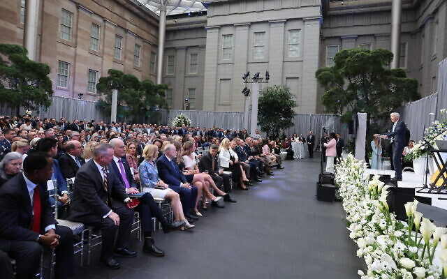 L’ambassade d’Israël à Washington a organisé sa cérémonie annuelle de Yom HaAtsmaout à la National Portrait Gallery le 13 mai 2026. (Crédit : Shmulik Almany/Ambassade d’Israël à Washington) L’ambassade d’Israël à Washington a organisé sa cérémonie annuelle de Yom HaAtsmaout à la National Portrait Gallery le 13 mai 2026. (Crédit : Shmulik Almany/Ambassade d’Israël à Washington)