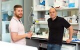 Le Dr Nachum Nathan, à gauche, et le professeur Ziv Shulman, de l'Institut Weizmann des sciences. (Autorisation)