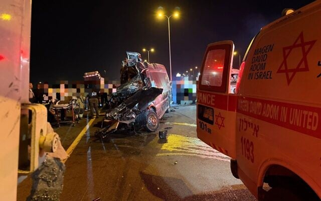 Un accident de la route mortel impliquant un minibus à l'échangeur de de Sorek, dans le centre d'Israël, le 20 mai 2026. (Crédit : Magen David Adom)