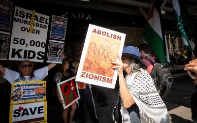 Illustration : Manifestants antisionistes à New York, le 16 août 2025. (Crédit : Luke Tress/Times of Israel)