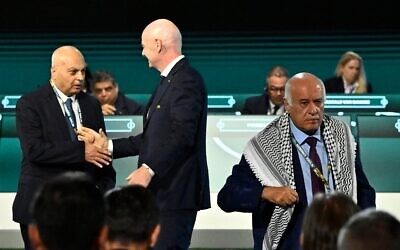 Le président de la FIFA, Gianni Infantino, serrant la main de Basim Sheikh Suliman (à gauche), vice-président de la Fédération israélienne de football, tandis que Jibril Rajoub (à droite), président de la Fédération palestinienne de football, quitte la scène lors du 76ᵉ Congrès de la FIFA, à Vancouver, au Canada, le 30 avril 2026. (Crédit : Jennifer Gauthier/Reuters)