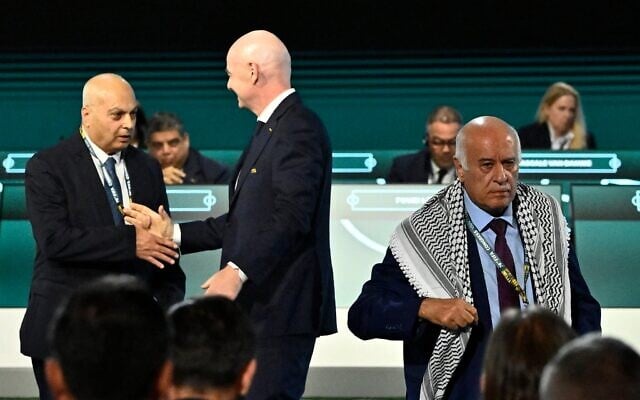 Le président de la FIFA, Gianni Infantino, serrant la main de Basim Sheikh Suliman (à gauche), vice-président de la Fédération israélienne de football, tandis que Jibril Rajoub (à droite), président de la Fédération palestinienne de football, quitte la scène lors du 76ᵉ Congrès de la FIFA, à Vancouver, au Canada, le 30 avril 2026. (Crédit : Jennifer Gauthier/Reuters)