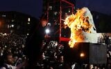 Un feu de joie éclairant les membres de la communauté juive hassidique de Stamford Hill, au nord de Londres, qui célèbrent la fête de Lag BaOmer, au Royaume-Uni, le 5 mai 2026. (Crédit : Toby Shepheard/Reuters)