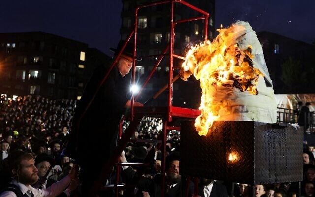 Un feu de joie éclairant les membres de la communauté juive hassidique de Stamford Hill, au nord de Londres, qui célèbrent la fête de Lag BaOmer, au Royaume-Uni, le 5 mai 2026. (Crédit : Toby Shepheard/Reuters) Un feu de joie éclairant les membres de la communauté juive hassidique de Stamford Hill, au nord de Londres, qui célèbrent la fête de Lag BaOmer, au Royaume-Uni, le 5 mai 2026. (Crédit : Toby Shepheard/Reuters)