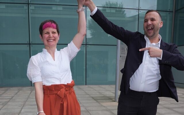 Le chef du parti des Verts, Zack Polanski (à droite), célèbre la victoire de Zoe Garbett, candidate des Verts, après qu'elle a été déclarée vainqueur de l'élection à la mairie de l'arrondissement londonien de Hackney en 2026, au Hackney Service Centre, dans l'est de Londres, le 8 mai 2026. (Crédit : Reuters via PA)
