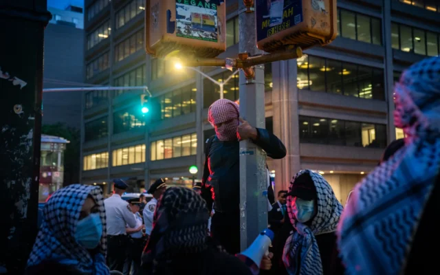 Manifestants antisionistes à New York, le 5 mai 2026. (Crédit : Luke Tress/Times of Israel)