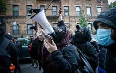 Des manifestants antisionistes, à New York, le 11 mai 2026. (Crédit : Luke Tress/Times of Israel) Des manifestants antisionistes, à New York, le 11 mai 2026. (Crédit : Luke Tress/Times of Israel)