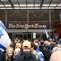 Des manifestants devant les locaux du New York Times à New York, le 14 mai 2026. (Crédit : Luke Tress/Times of Israel)