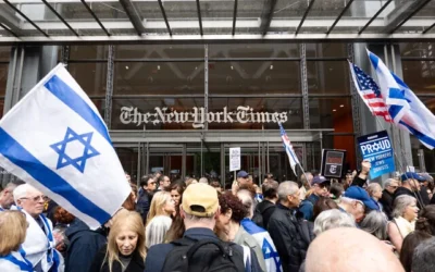 Des manifestants devant les bureaux du New York Times à New York, le 14 mai 2026. (Luke Tress/Times of Israel) Des manifestants devant les bureaux du New York Times à New York, le 14 mai 2026. (Luke Tress/Times of Israel)