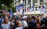 Des manifestants devant la résidence du maire de New York, Zohran Mamdani, le 26 mai 2026. (Crédit : Luke Tress/Times of Israel)