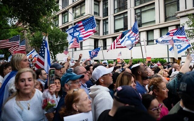 Des manifestants devant la résidence du maire de New York, Zohran Mamdani, le 26 mai 2026. (Crédit : Luke Tress/Times of Israel) Des manifestants devant la résidence du maire de New York, Zohran Mamdani, le 26 mai 2026. (Crédit : Luke Tress/Times of Israel)