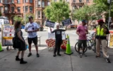 Des militants pour et contre le référendum du BDS devant la Park Slope Food Coop de Brooklyn, à New York, le 26 mai 2026. (Luke Tress/Times of Israel)