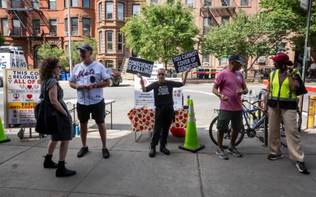 Des militants pour et contre le référendum du BDS devant la Park Slope Food Coop de Brooklyn, à New York, le 26 mai 2026. (Luke Tress/Times of Israel)