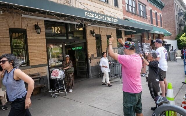 Militants pour et contre un référendum en faveur du BDS à la coopérative alimentaire Park Slope Food Coop de Brooklyn, à New York, le 26 mai 2026. (Crédit : Luke Tress/Times of Israel)