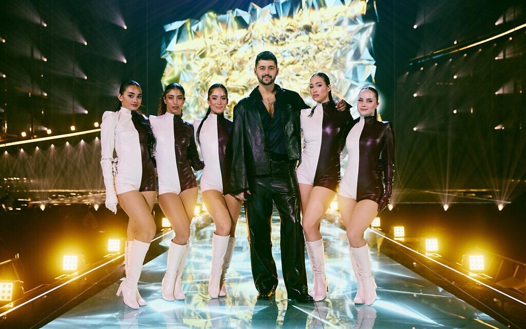 L'Israélien Noam Bettan et ses danseurs interprétant « Michelle » lors d'une répétition pour l'Eurovision, à la Wiener Stadthalle de Vienne, en Autriche, le 6 mai 2026. (Crédit : Alma Bengtsson/UER)