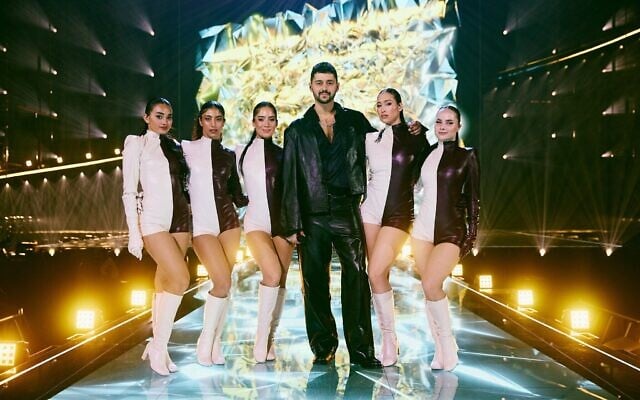 L'Israélien Noam Bettan et ses danseurs interprétant « Michelle » lors d'une répétition pour l'Eurovision, à la Wiener Stadthalle de Vienne, en Autriche, le 6 mai 2026. (Crédit : Alma Bengtsson/UER)