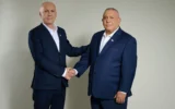 L’ancien chef du Shin Bet, Yoram Cohen (à gauche), et le chef du parti Yashar, Gadi Eisenkot, sur une photo publiée le 5 mai 2026. (Crédit : Yashar)