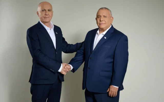 L’ancien chef du Shin Bet, Yoram Cohen (à gauche), et le chef du parti Yashar, Gadi Eisenkot, sur une photo publiée le 5 mai 2026. (Crédit : Yashar)