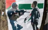 Illustration : une affiche anti-Israël accrochée à un arbre dans une université britannique (Crédit : Community Security Trust)
