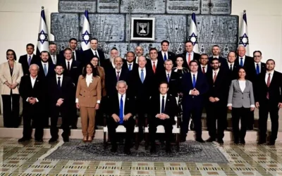 Une photo de groupe du 37e gouvernement d'Israël, dirigé par le Premier ministre Benjamin Netanyahu, le 29 décembre 2022. (Crédit : Avi Ohayon/Bureau de presse gouvernemental) Une photo de groupe du 37e gouvernement d'Israël, dirigé par le Premier ministre Benjamin Netanyahu, le 29 décembre 2022. (Crédit : Avi Ohayon/Bureau de presse gouvernemental)