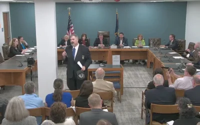 Le représentant du Parti républicain de l’État du New Hampshire, Travis Corcoran (au centre), quitte sa propre audience disciplinaire pour avoir tweeté une référence à la « solution finale » à l’encontre d’une collègue juive, le 27 avril 2026. (Crédit : Capture d’écran/JTA)