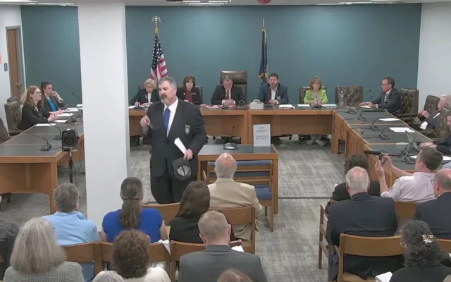 Le représentant du Parti républicain de l’État du New Hampshire, Travis Corcoran (au centre), quitte sa propre audience disciplinaire pour avoir tweeté une référence à la « solution finale » à l’encontre d’une collègue juive, le 27 avril 2026. (Crédit : Capture d’écran/JTA) Le représentant du Parti républicain de l’État du New Hampshire, Travis Corcoran (au centre), quitte sa propre audience disciplinaire pour avoir tweeté une référence à la « solution finale » à l’encontre d’une collègue juive, le 27 avril 2026. (Crédit : Capture d’écran/JTA)