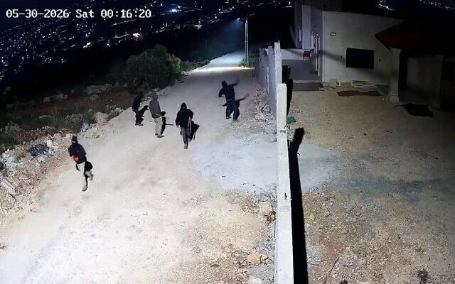 Des images de vidéosurveillance enregistrées aux premières heures de la matinée du 30 mai 2026 montrent cinq résidents d'implantations qui attaquent une maison située à la périphérie de la ville palestinienne de Beita, au sud de Naplouse, dans le nord de la Cisjordanie. (Capture d'écran : X, utilisée conformément à l'article 27a de la loi sur le droit d'auteur) Des images de vidéosurveillance enregistrées aux premières heures de la matinée du 30 mai 2026 montrent cinq résidents d'implantations qui attaquent une maison située à la périphérie de la ville palestinienne de Beita, au sud de Naplouse, dans le nord de la Cisjordanie. (Capture d'écran : X, utilisée conformément à l'article 27a de la loi sur le droit d'auteur)