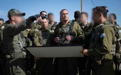 Le chef d'état-major de l'armée israélienne, le lieutenant-général Eyal Zamir (au centre), en compagnie d'officiers en Cisjordanie, le 13 mai 2026. (Crédit : Armée israélienne)