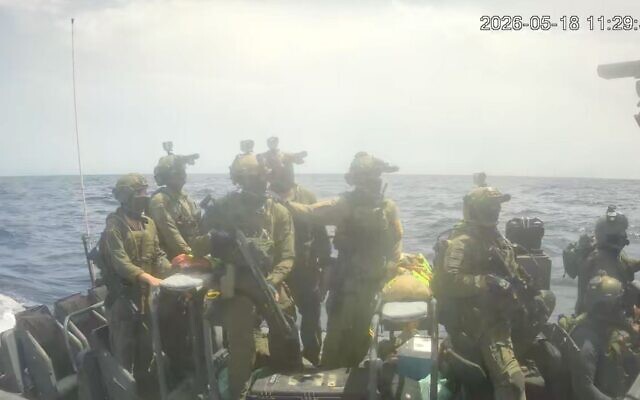 Des commandos de la marine israélienne interceptant des bateaux de la Global Sumud Flotilla, au large de Chypre, le 18 mai 2026. (Crédit : Global Sumud Flotilla)