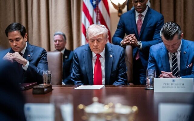 Le président américain Donald Trump priant lors de la première réunion du Conseil des ministres de son second mandat, à la Maison Blanche, à Washington, le 26 février 2025. (Crédit : Jabin Botsford/Washington Post via Getty Images/JTA)