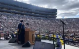 Le professeur de l'Université du Michigan, Derek Peterson, félicite les manifestants pro-palestiniens lors de son discours de remise des diplômes à Ann Arbor, dans le Michigan, le 2 mai 2026. (Crédit : Capture d'écran via YouTube via la JTA)