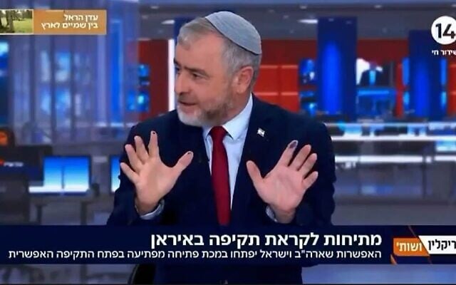 Shimon Riklin intervenant sur la Quatorzième chaîne, lors d'une émission diffusée le 18 mai 2026, au cours de laquelle il a évoqué d'éventuels plans opérationnels concernant les stocks d'uranium de l'Iran. (Crédit : Capture d'écran/X)