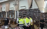 Les secouristes de ZAKA sur les lieux où un homme a été poignardé à mort dans une salle d’étude du kollel à Bnei Brak, le 20 mai 2026. (Crédit : ZAKA)
