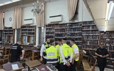 Les secouristes de ZAKA sur les lieux où un homme a été poignardé à mort dans une salle d’étude du kollel à Bnei Brak, le 20 mai 2026. (Crédit : ZAKA)