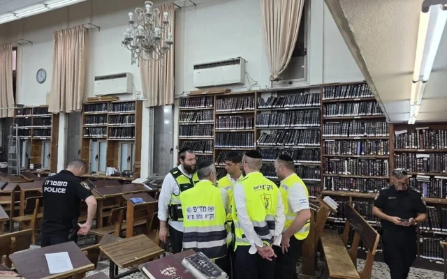 Les secouristes de ZAKA sur les lieux où un homme a été poignardé à mort dans une salle d’étude du kollel à Bnei Brak, le 20 mai 2026. (Crédit : ZAKA)