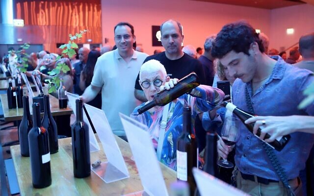 Les participants à la cérémonie de remise des prix du 24ᵉ concours de vins « Sommelier Eshkol Hazahav », qui s'est tenue, au Heichal Hatarbut de Tel Aviv, le 26 mai 2026. (Crédit : David Silverman)