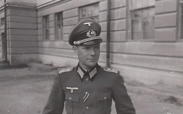 Le grand-père de l’historien Johannes Spohr, Rudolf Spohr, officier de l’artillerie du haut commandement de l’armée allemande peu avant son départ pour la Crimée, en août 1942. (Avec l’aimable autorisation de la famille)
