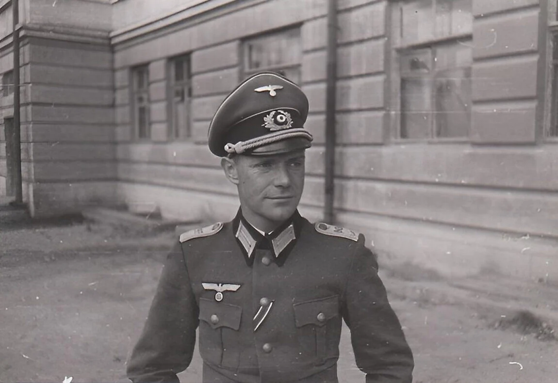 Le grand-père de l’historien Johannes Spohr, Rudolf Spohr, officier de l’artillerie du haut commandement de l’armée allemande peu avant son départ pour la Crimée, en août 1942. (Avec l’aimable autorisation de la famille) Le grand-père de l’historien Johannes Spohr, Rudolf Spohr, officier de l’artillerie du haut commandement de l’armée allemande peu avant son départ pour la Crimée, en août 1942. (Avec l’aimable autorisation de la famille)
