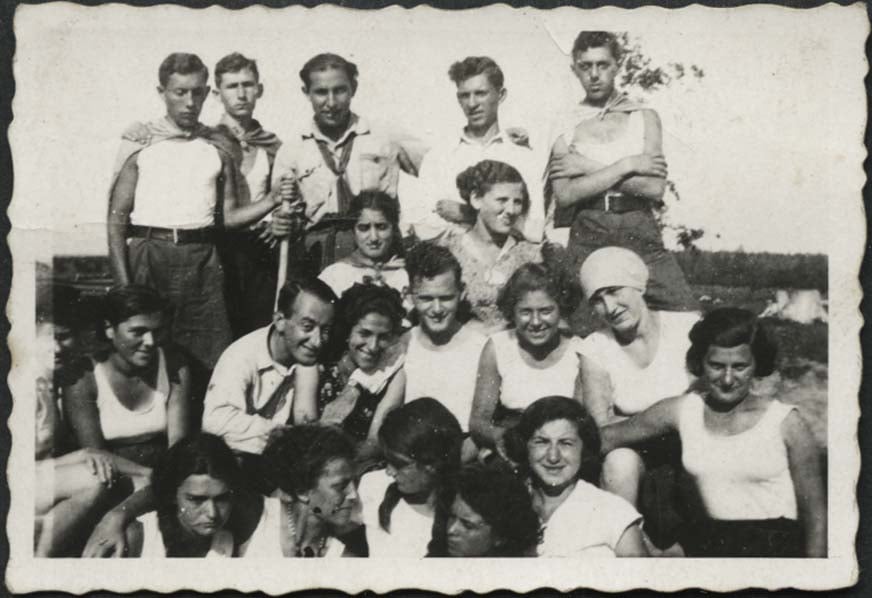 Photo de groupe des animateurs d'un groupe de jeunes, Varsovie, Pologne, 1934, une photo offerte par Nehama Even-Nur. (Autorisation: archives photographiques de Yad Vashem, 8985/1) Photo de groupe des animateurs d'un groupe de jeunes, Varsovie, Pologne, 1934, une photo offerte par Nehama Even-Nur. (Autorisation: archives photographiques de Yad Vashem, 8985/1)