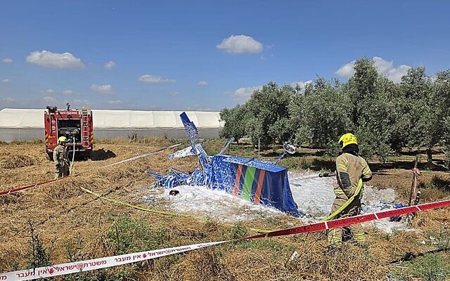 Le lieu du crash d'un avion léger près de Tel Adashim, dans le nord d'Israël, le 24 mai 2026. (Crédit : Services d'incendie et de secours d'Israël) Le lieu du crash d'un avion léger près de Tel Adashim, dans le nord d'Israël, le 24 mai 2026. (Crédit : Services d'incendie et de secours d'Israël)