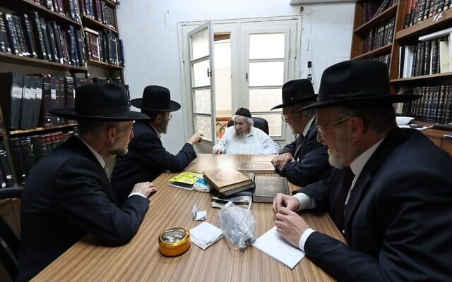 Les députés de Degel HaTorah rencontrent leur chef spirituel, le rabbin Dov Landau, le 12 mai 2026 (Crédit : Bureau du rabbin Dov Landau)