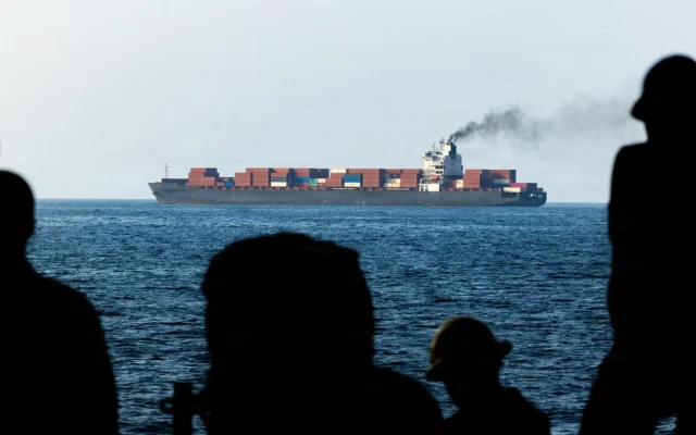 Les forces américaines patrouillent en mer d'Oman près du M/V Touska, le 20 avril 2026, après que ce navire battant pavillon iranien a tenté de violer le blocus naval américain (Crédit:  marine américaine)
