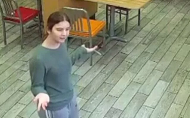Esther, l’adolescente disparue à Toronto, sur les images d'une caméra de surveillance, le 15 mai 2026 (Police de Toronto)
