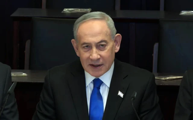 Le Premier ministre Benjamin Netanyahu présidant la réunion hebdomadaire du Conseil des ministres, le 17 mai 2026. (Crédit : Capture d'écran/Bureau de la presse gouvernementale)