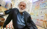 L’artiste israélien Yaacov Agam au chevet de l'une de ses sculptures cinétiques, exposée au Centre d’art Georges-Pompidou, le 28 juin 2003, à Paris (Jack GUEZ / AFP).