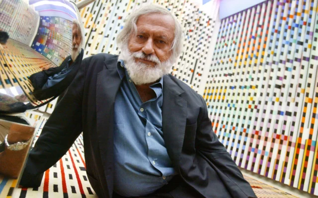 L’artiste israélien Yaacov Agam au chevet de l'une de ses sculptures cinétiques, exposée au Centre d’art Georges-Pompidou, le 28 juin 2003, à Paris (Jack GUEZ / AFP).