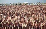 Des membres de la communauté bahaïe manifestent sur la plage de Copacabana, à Rio de Janeiro, le 19 juin 2011 pour réclamer aux autorités iraniennes la libération sept prisonniers bahaïs accusés d'espionnage au profit d'Israël et condamnés à 20 ans de prison. (Crédit : ANA CAROLINA FERNANDES / AFP)