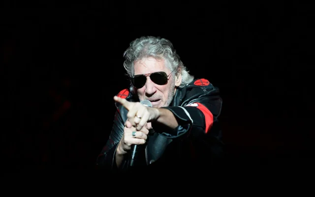 Roger Waters sur scène lors de son spectacle 'The Wall' au stade olympique de Berlin, le 4 septembre 2013 (ODD ANDERSEN / AFP)